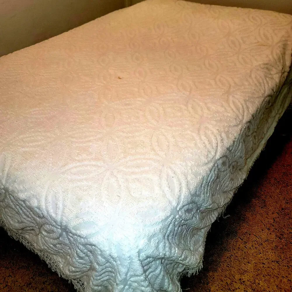 VINTAGE Queen White Cotton Chenille fringed blanket Rounded hem 100
